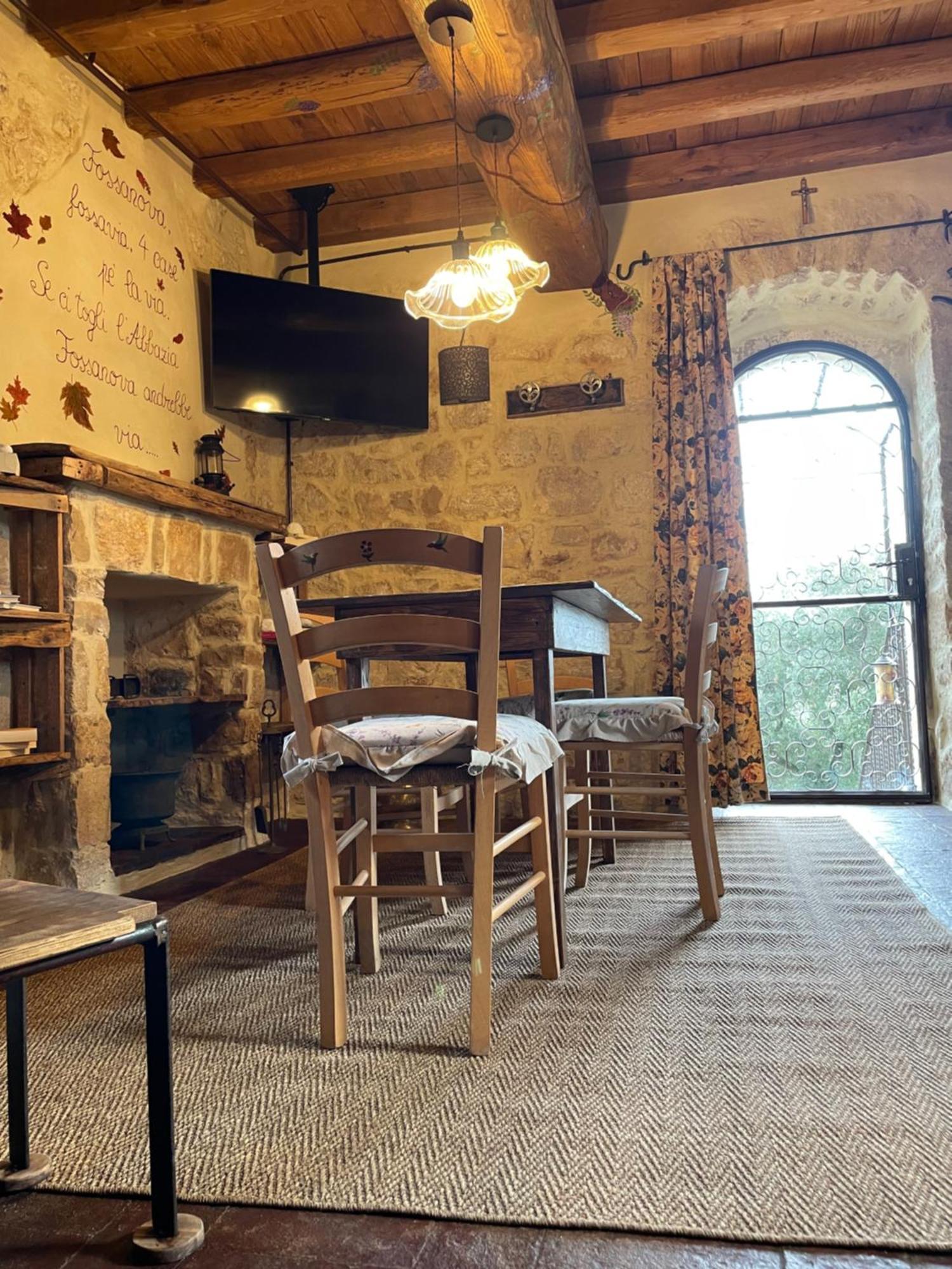 Alloggio La Torre Fossanova Priverno ภายนอก รูปภาพ